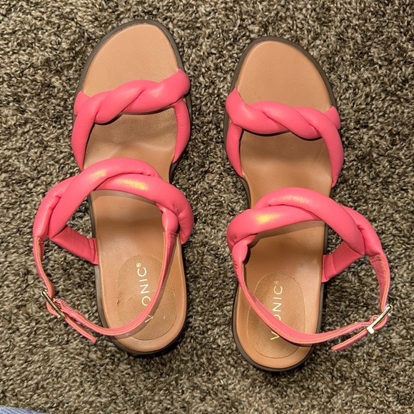 Vionic Angelica kitten heel sandal NWOB never worn 7 - Picture 1 of 3
